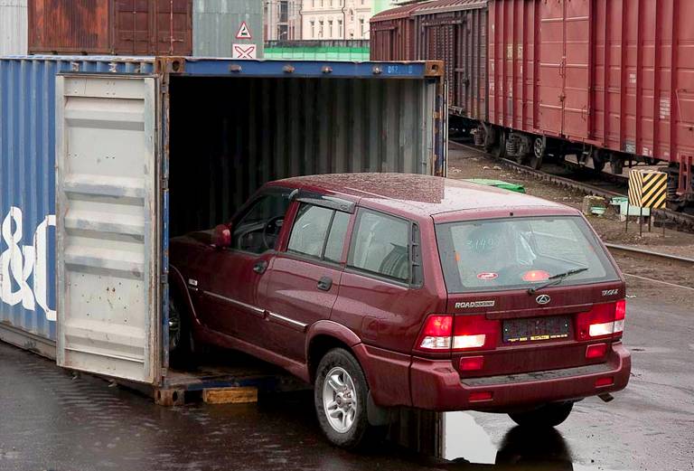 Сколько стоит отправка жд сеткой автомобиля  из Владивостока в Новосибирск